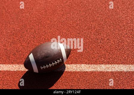 American Football auf dem Sportplatz des Gymnasiums Stockfoto