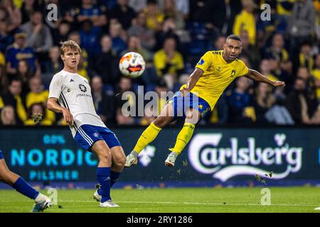 Broendby, Dänemark. 27. September 2023. Kevin Mensah (14) von Broendby IF gesehen während des Oddset Pokalen Spiels zwischen HIK und Broendby IF im Brondby Stadium. (Foto: Gonzales Photo - Teis Markfoged). Quelle: Gonzales Photo/Alamy Live News Stockfoto