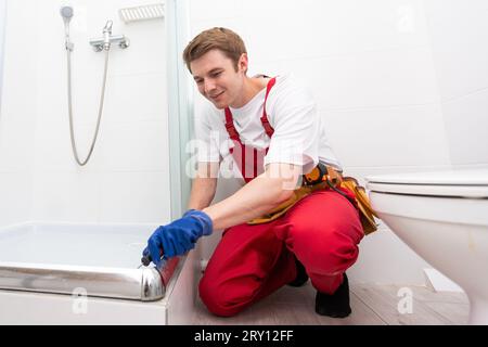 Klempner Installation eine Duschkabine im Badezimmer Stockfoto