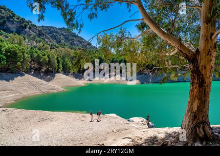 Andalusien, Spanien - 12. April 2023: Stausee Guadalhorce bei Caminito del Rey - Andalusien, Spanien. Stockfoto