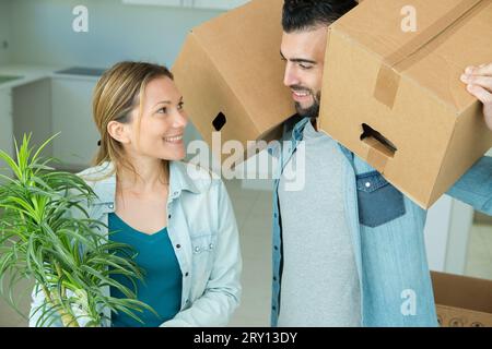 Glückliches junges Paar, das in eine neue Wohnung zieht Stockfoto