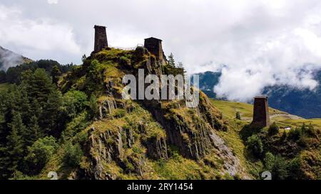 Panoramablick auf alte Ruinen des Klosters im ländlichen Dorf Omalo in den Kaukasus-Bergen, Tusheti-Region im Georgia-Land. Nebel und Nebel über dem Turm Stockfoto