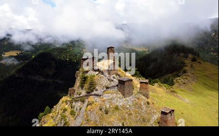 Panoramablick auf alte Ruinen des Klosters im ländlichen Dorf Omalo in den Kaukasus-Bergen, Tusheti-Region im Georgia-Land. Nebel und Nebel über dem Turm Stockfoto