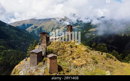 Panoramablick auf alte Ruinen des Klosters im ländlichen Dorf Omalo in den Kaukasus-Bergen, Tusheti-Region im Georgia-Land. Nebel und Nebel über dem Turm Stockfoto