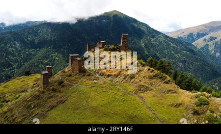 Panoramablick auf alte Ruinen des Klosters im ländlichen Dorf Omalo in den Kaukasus-Bergen, Tusheti-Region im Georgia-Land. Nebel und Nebel über dem Turm Stockfoto