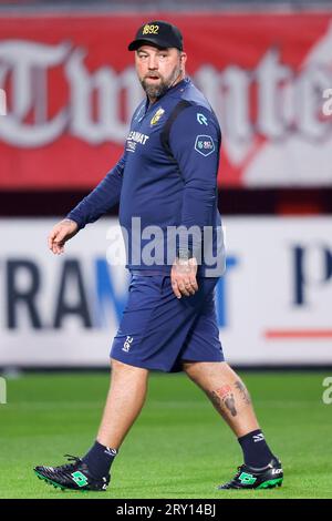 ENSCHEDE, NIEDERLANDE - SEPTEMBER 27: Trainer Theo Janssen (Vitesse Arnhem) schaut beim Eredivisie-Spiel des FC Twente und Vitesse bei d an Stockfoto