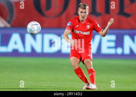 ENSCHEDE, NIEDERLANDE - SEPTEMBER 27: Michal Sadilek (FC Twente) kontrolliert den Ball während des Eredivisie-Spiels des FC Twente und Vitesse in de Grolsch Stockfoto