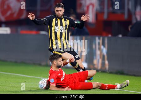 ENSCHEDE, NIEDERLANDE - SEPTEMBER 27: Said Hamulic (Vitesse Arnhem) und Robin Propper (FC Twente) kämpfen um den Ball während des Eredivisie-Spiels von F Stockfoto