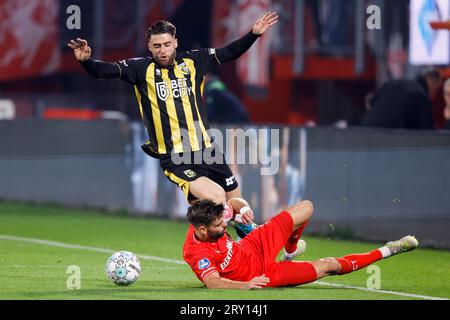 ENSCHEDE, NIEDERLANDE - SEPTEMBER 27: Said Hamulic (Vitesse Arnhem) und Robin Propper (FC Twente) kämpfen um den Ball während des Eredivisie-Spiels von F Stockfoto