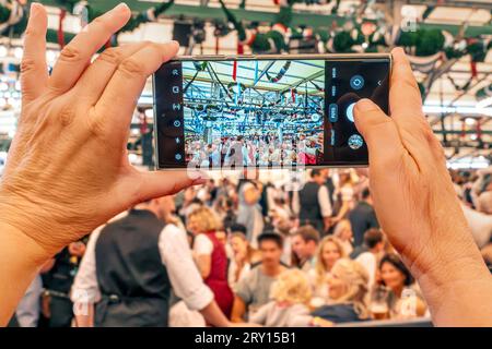 Wiesnbesucherin fotografiert mit dem Smartphone im Festzelt, Social Media, Oktoberfest, München, September 2023 Deutschland, München, September 2023, Wiesnbesucherin fotografiert mit ihrem Smartphone im Festzelt, Samsung Galaxy, Symbolfoto Handyfotos auf Social Media posten, Wiesn, Volksfest, Bayern, *** Wiesn Besucherin fotografiert mit ihrem Smartphone im Festivalzelt, Social Media, Oktoberfest, München, September 2023 Deutschland, München, September 2023, Wiesn Besucherin macht Fotos mit ihrem Smartphone im Festivalzelt, Samsung Galaxy, Symbolfoto Handy-Fotos in sozialen Medien posten, wies Stockfoto