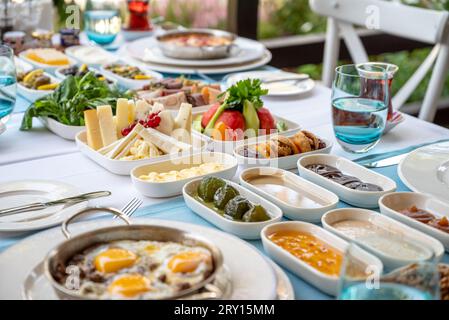 Traditionelles türkisches Frühstück serviert mit traditionellen türkischen Tee auf hölzernen Tisch Stockfoto