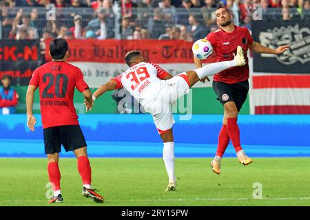 Wiesbaden, Deutschland 27. September 2023: DFB-Pokal - 1 Rd - 2023/2024 - Wehen Wiesbaden vs RB Leipzig im Bild: v. li. im Zweikampf Benjamin Henrichs (Leipzig) gegen Ivan Prtajin (Wiesbaden). /// die DFB-Vorschriften verbieten die Verwendung von Fotografien als Bildsequenzen und/oder Quasi-Video /// Stockfoto