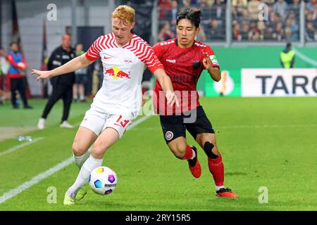 Wiesbaden, Deutschland 27. September 2023: DFB-Pokal - 1 Rd - 2023/2024 - Wehen Wiesbaden vs RB Leipzig im Bild: v. li. im Zweikampf Nicolas Seiwald (Leipzig) gegen Hyun-ju Lee (Wiesbaden). /// die DFB-Vorschriften verbieten die Verwendung von Fotografien als Bildsequenzen und/oder Quasi-Video /// Stockfoto