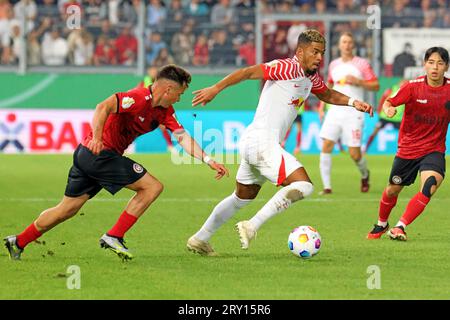 Wiesbaden, Deutschland 27. September 2023: DFB-Pokal - 1 Rd - 2023/2024 - Wehen Wiesbaden vs RB Leipzig im Bild: v. li. im Zweikampf Thijmen Goppel (Wiesbaden) gegen Benjamin Henrichs (Leipzig). /// die DFB-Vorschriften verbieten die Verwendung von Fotografien als Bildsequenzen und/oder Quasi-Video /// Stockfoto