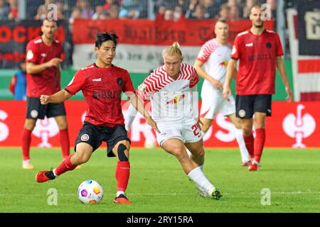 Wiesbaden, Deutschland 27. September 2023: DFB-Pokal - 1 Rd - 2023/2024 - Wehen Wiesbaden vs RB Leipzig im Bild: v. li. im Zweikampf Hyun-ju Lee (Wiesbaden) gegen Xaver Schlager (Leipzig). /// die DFB-Vorschriften verbieten die Verwendung von Fotografien als Bildsequenzen und/oder Quasi-Video /// Stockfoto