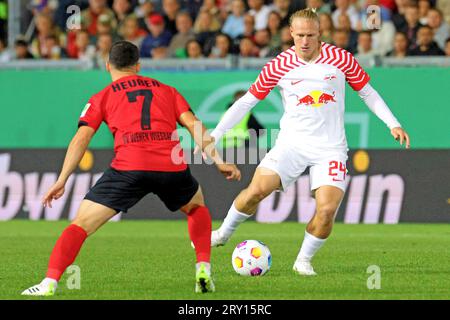 Wiesbaden, Deutschland 27. September 2023: DFB-Pokal - 1 Rd - 2023/2024 - Wehen Wiesbaden vs RB Leipzig im Bild: v. li. im Zweikampf Robin Heusser (Wiesbaden) gegen Xaver Schlager (Leipzig). /// die DFB-Vorschriften verbieten die Verwendung von Fotografien als Bildsequenzen und/oder Quasi-Video /// Stockfoto