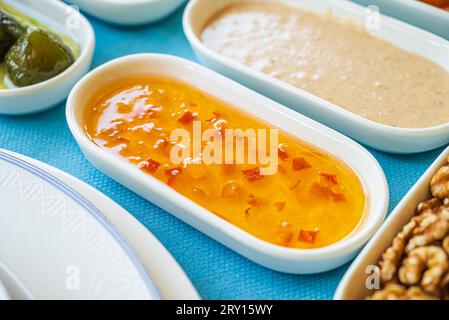 Orangenmarmelade in einer weißen Porzellanschale auf dem Frühstückstisch Stockfoto
