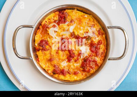Traditionelles türkisches menemen-Gericht mit Eiern, Zwiebeln, Paprika und Tomaten Stockfoto