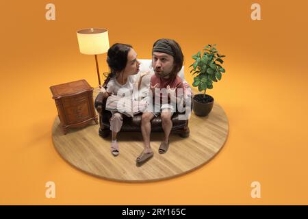 Streitender Mann und Frau mit riesigen Köpfen und kleinen Körpern, die zu Hause auf dem Sofa sitzen, im Zimmer isolierter oranger Hintergrund. 3D-Rendering-Insel. Stockfoto