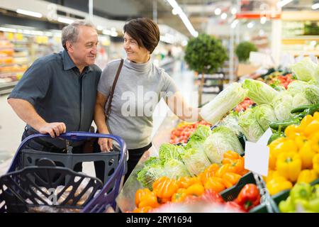 Reife Frau und Mann wählen Gemüse im Gemüsehändler aus Stockfoto