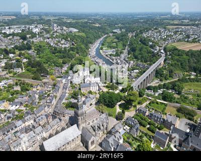 Dinan Bretagne, Frankreich Drohne, Hochwinkel-Fluß und Stadt Stockfoto