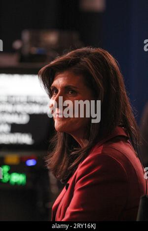 Der ehemalige Botschafter der Vereinten Nationen Nikki Haley im Spin-Room der Ronald Reagan Presidential Library nach der zweiten republikanischen Präsidentendebatte im Simi Valley, Kalifornien, am 27. September 2023. (Foto: Conor Duffy/SIPA USA) Stockfoto