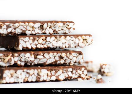 Brocken Milchschokolade mit Puffreis isoliert auf weißem Hintergrund Stockfoto