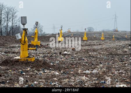 Siedlungsabfälle entsorgen. Lagerung und Verteilung von Biogas in der Deponieabfalllagerung. Stockfoto