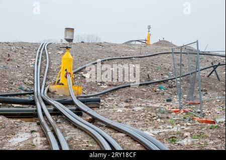 Siedlungsabfälle entsorgen. Lagerung und Verteilung von Biogas in der Deponieabfalllagerung. Stockfoto