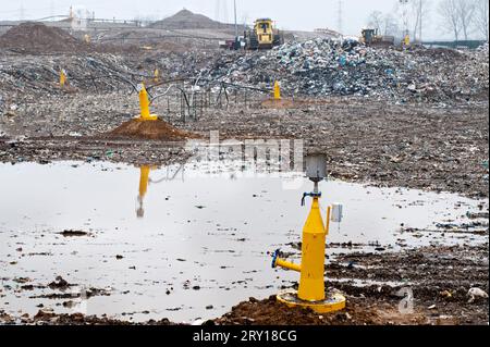 Siedlungsabfälle entsorgen. Lagerung und Verteilung von Biogas in der Deponieabfalllagerung. Stockfoto