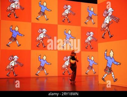 (230928) -- BRÜSSEL, 28. September 2023 (Xinhua) -- Eine Frau besucht eine Ausstellung, die auf der Comic-Serie "die Abenteuer von Tintin" basiert, in Brüssel, Belgien, 27. September 2023. Die digitale Ausstellung erstreckt sich über eine 1.600 Quadratmeter große Projektionsfläche und ermöglichte es den Besuchern, in die Welt von Tintin einzutauchen. (Xinhua/Zhao Dingzhe) Stockfoto