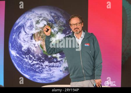 Eckart von Hirschhausen moderiert die Veranstaltung und macht sich Sorgen um unseren Planeten, Dirk Rossmann und Ralf Hoppe präsentieren ihr neues Buch der Club des Oktopus bei einem ganztägigen Event mit prominenten Gästen in der alten Maschinenhalle in Kappeln an der Schlei, es geht um Klimawandel, die Verschmutzung der Meere und die Folgen für Mensch und Umwelt, Schleswig-Holstein 27.9.2023 *** Eckart von Hirschhausen moderiert die Veranstaltung und ist besorgt über unseren Planeten, Dirk Rossmann und Ralf Hoppe präsentieren ihr neues Buch The Club of the Octopus bei einer ganztägigen Veranstaltung mit prominenten Gästen in Stockfoto