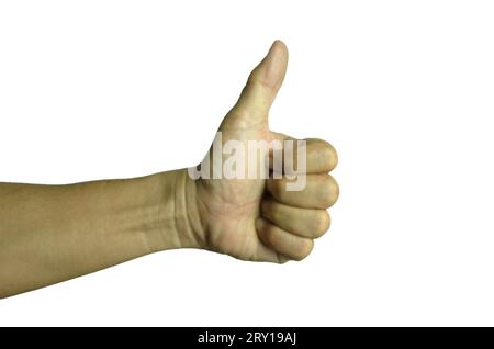 Asiatischer Mann mit Daumen-nach-oben-Geste auf weißem Hintergrund. Unterschreiben Sie die Finger. Finger „gut“ auf weißem Hintergrund und Platz zum Schreiben. Stockfoto