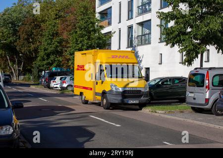 DHL-Lieferfahrzeug in Karlsruhe, Baden-Württemberg Stockfoto