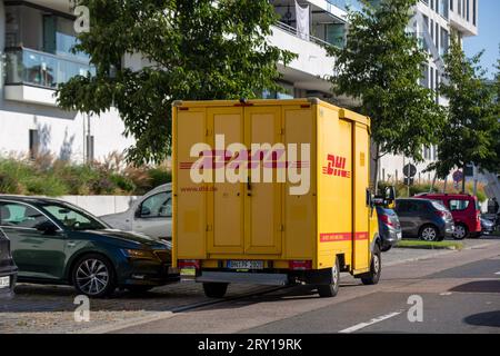 DHL-Lieferfahrzeug in Karlsruhe, Baden-Württemberg Stockfoto