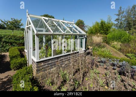 Gewächshaus im englischen Gemüsegarten. Stockfoto