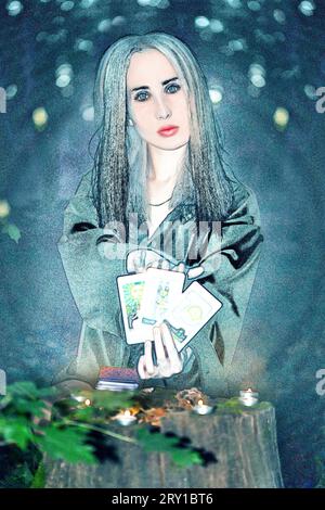 Eine Frau mit langen Haaren legt Tarotkarten aus. Waldglückszähler, Hexe. Stockfoto