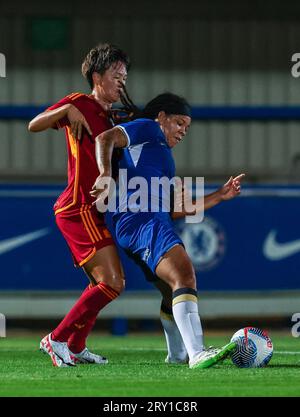 Aktenfoto vom 03.09.2023 von Mia Fishel (rechts), die bei Tigres für mehr als 150 £ unterschrieb, um ein Team voller Stars zu gewinnen, mit Emma Hayes' Mannschaft, die den letzten Schritt in der Champions League machen wollte. Ausgabedatum: Donnerstag, 28. September 2023. Stockfoto