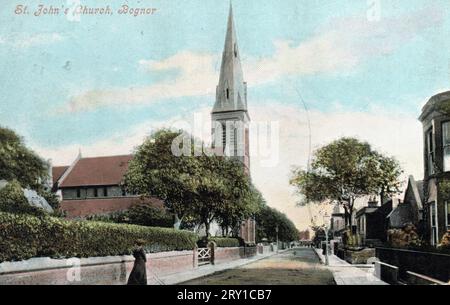 London Road, Bognor Regis, West Sussex, mit St John the Baptist Church, entworfen von Sir Arthur Blomfield, geweiht 1886. Farbige Postkarte um die frühen 1900er Jahre Stockfoto