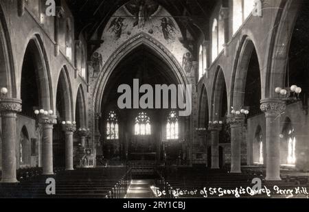 Bilderpostkarte aus dem 19. Jahrhundert des Inneren der St. George's Church, Perry Hill, London, um 1900. Die Kirche wurde von William C. Banks entworfen. Der Bau begann 1878 und wurde 1880 eingeweiht. In den 1990er Jahren erzwangen schwere strukturelle Defekte die Schließung der Kirche und sie wurde abgerissen. Eine neue Kirche aus dem Jahr 2005 steht heute auf dem Gelände. Stockfoto