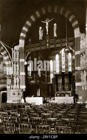 Postkarte aus dem 19. Jahrhundert des Inneren der St. Saviour's Church, Ealing, London, um 1900. Die Kirche wurde von George Fellowes-Prynne entworfen. Der Bau begann 1897 und wurde 1899 eingeweiht. Die Kirche erlitt 1940 schwere Bombenschäden und wurde schließlich 1957 abgerissen. Stockfoto