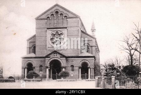 Postkarte aus dem 19. Jahrhundert der St. George's Church, Woolwich Garrison, London, um 1900. Die Kirche wurde von Thomas Henry Wyatt im frühchristlich-lombardisch-romanischen Stil mit byzantinischen Einflüssen im Inneren entworfen, nicht unähnlich zu Wyatts Entwurf für die Wilton Parish Church in Wiltshire. Der Bau begann 1862 und wurde 1863 eingeweiht. Die Kirche erlitt 1944 schwere Bombenschäden und wurde schließlich 1970 abgerissen, wobei Teile des Gebäudes als Gedenkstätte erhalten blieben. Stockfoto