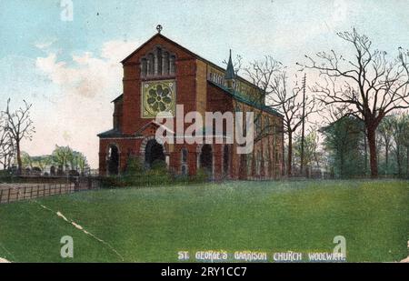 Postkarte aus dem 19. Jahrhundert der St. George's Church, Woolwich Garrison, London, um 1900. Die Kirche wurde von Thomas Henry Wyatt im frühchristlich-lombardisch-romanischen Stil mit byzantinischen Einflüssen im Inneren entworfen, nicht unähnlich zu Wyatts Entwurf für die Wilton Parish Church in Wiltshire. Der Bau begann 1862 und wurde 1863 eingeweiht. Die Kirche erlitt 1944 schwere Bombenschäden und wurde schließlich 1970 abgerissen, wobei Teile des Gebäudes als Gedenkstätte erhalten blieben. Stockfoto