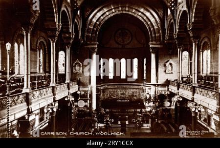 Postkarte aus dem 19. Jahrhundert des Inneren der St. George's Church, Woolwich Garrison, London, um 1900. Die Kirche wurde von Thomas Henry Wyatt im frühchristlich-lombardisch-romanischen Stil mit byzantinischen Einflüssen im Inneren entworfen, nicht unähnlich zu Wyatts Entwurf für die Wilton Parish Church in Wiltshire. Der Bau begann 1862 und wurde 1863 eingeweiht. Die Kirche erlitt 1944 schwere Bombenschäden und wurde schließlich 1970 abgerissen, wobei Teile des Gebäudes als Gedenkstätte erhalten blieben. Stockfoto