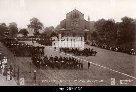 Postkarte aus dem 19. Jahrhundert der St. George's Church, Woolwich Garrison, London, um 1900. Die Kirche wurde von Thomas Henry Wyatt im frühchristlich-lombardisch-romanischen Stil mit byzantinischen Einflüssen im Inneren entworfen, nicht unähnlich zu Wyatts Entwurf für die Wilton Parish Church in Wiltshire. Der Bau begann 1862 und wurde 1863 eingeweiht. Die Kirche erlitt 1944 schwere Bombenschäden und wurde schließlich 1970 abgerissen, wobei Teile des Gebäudes als Gedenkstätte erhalten blieben. Stockfoto