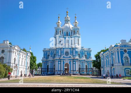 SANKT PETERSBURG, RUSSLAND - 16. JULI 2023: Smolny Cathedral Building an einem Julitag. Sankt Petersburg Stockfoto