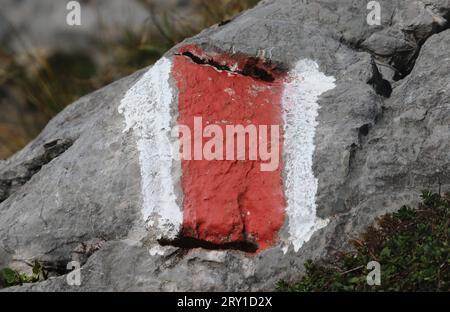 Wallberg, Bayern, Deutschland 27. September 2023: Hier der Blick auf eine Wegmarkierung, Wegzeigen, Wandermarkierung, Symbol, Farbe, Lotsenfunktion, Wegführung *** Wallberg, Bayern, Deutschland 27. September 2023 hier ist die Ansicht eines Wegzeichens, Wegpunkts, Wanderzeichens, Symbols, Farben, Pilotenfunktionen, Wegführung Stockfoto