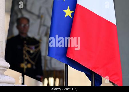 Julien Mattia / Le Pictorium - am Ende der Ministerratstagung am 27. September 2023. - 27/09/2023 - Frankreich / Ile-de-France (Region) / Paris - die französische und europäische Flagge im Elyseepalast, 27. September 2023 Credit: LE PICTORIUM/Alamy Live News Stockfoto