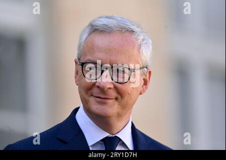 Julien Mattia / Le Pictorium - am Ende der Ministerratstagung am 27. September 2023. - 27/09/2023 - Frankreich / Ile-de-France (Region) / Paris - Bruno Le Maire, Minister für Wirtschaft, Finanzen und industrielle und digitale Souveränität, verlässt den Conseil des Ministres im Elysee-Palast, 27. September 2023 Credit: LE PICTORIUM/Alamy Live News Stockfoto