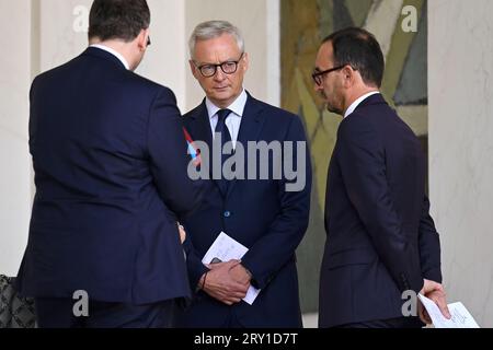 Julien Mattia / Le Pictorium - am Ende der Ministerratstagung am 27. September 2023. - 27/09/2023 - Frankreich / Ile-de-France (Region) / Paris - der Minister für Wirtschaft, Finanzen sowie für industrielle und digitale Souveränität, Bruno Le Maire, spricht mit dem Delegierten des Ministers für Europa und auswärtige Angelegenheiten, der für Außenhandel, Attraktivität und das französische Ausland zuständig ist, Olivier Becht und Thomas Cazenave, Minister für Wirtschaft, Finanzen, Industrie und digitale Souveränität, zuständig für öffentliche Finanzen, bei der Ausreise aus dem Rat von Mi Stockfoto